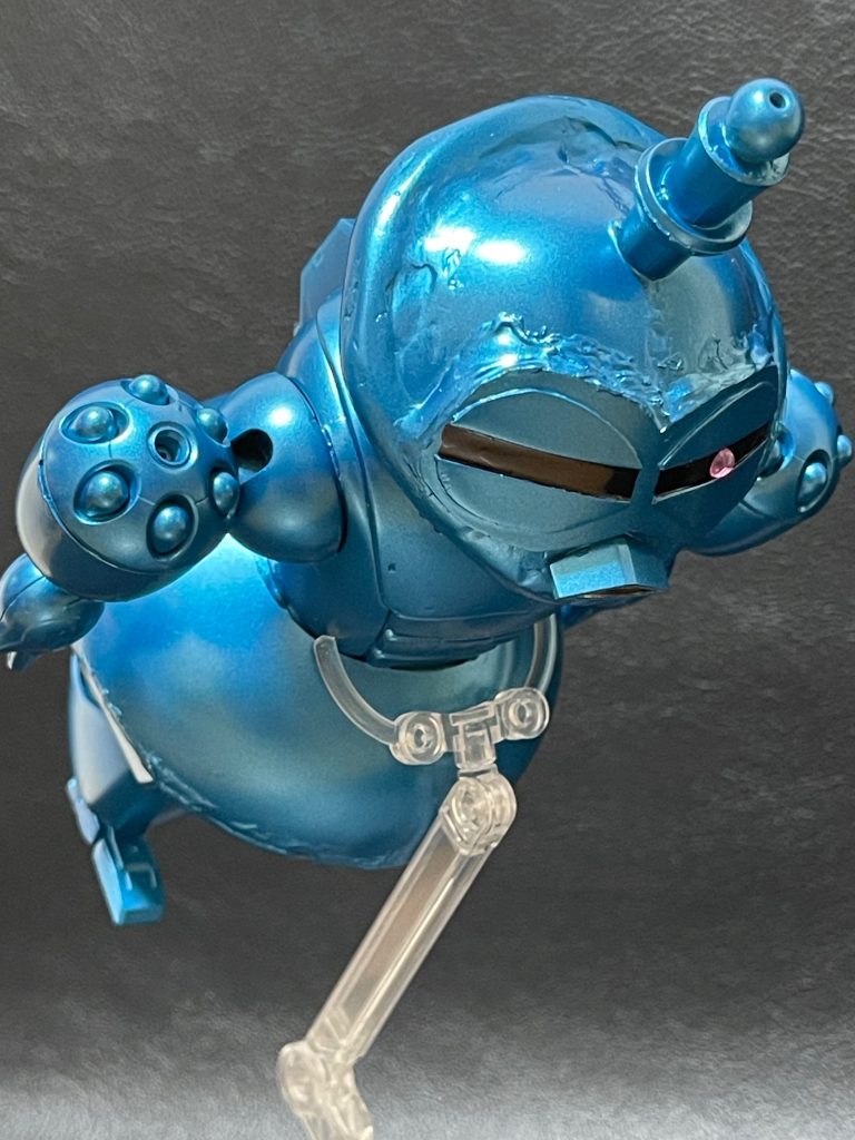 今回はアッガイとジャンクパーツで作成。頭のツノ？はゴルフのティーになります。目は片方だけ付けてまして、ジオングみたいにしてみました。本当はもう少しパテを削って凸凹をなくしたりしたかったんですが、なかなか思ったように制作が進まずモチベーションが低下しもう塗装するかーとなってしまいました。いかんなぁ...😅