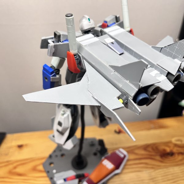 ガンダムGT-FOUR制作開始から約3ヶ月がすぎてしまいました。外装はほとんど作り直し、コアファイター以外は完全変形。あとは頭部と襟の部分を作って完成となります。(塗装も頑張ります。)初めてのプラ板工作だったため納得のいくものが作れずに何度も作り直したのでこうなってしまいました。あとシンプルに学業面でかなり忙しかったので。しかし、作ってみたところ設定絵準拠のデザインではなくアレンジ加えすぎな感じはするので、短時間でもう少しまとまるような工夫をしてみたいと思います。とはいえ私の好きな要素を盛り込めたのは成長したなと。余談ですが、友人がdガンダムファーストをスクラッチで再現していて、制作期間中にキットが出るという話を聞いて少しショックを受けたそうです。確かに私も同じ状況であれば制作は中止していたことでしょう。これ以外のいろいろなことを含め、ある意味制作期間中は奇跡の連続でした。話がだいぶそれてしまいましたが、5月末をめどに完成した機体と記事を仕上げたいと思います。(2枚目)