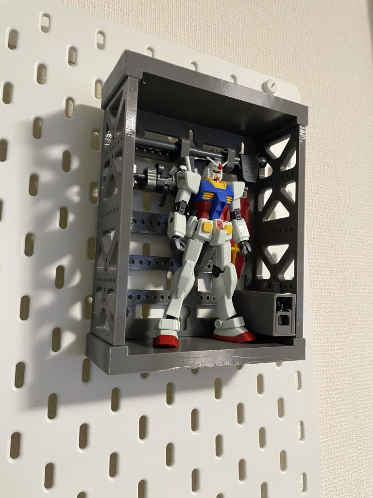 壁掛けや本棚にもしまえるように。