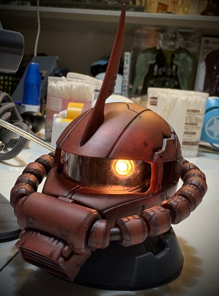 100均ライトをしこんでモノアイ点灯。電源はUSBケーブルから。