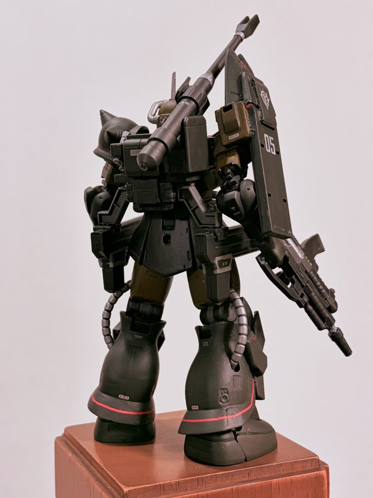 背面　ちなみに、全体的なカラーが暗めでわかりづらいですが、ウェザリングしております。ガンプラにウェザリングするのは初めてで、「もう少し汚しても良かったかなぁ」とちょい思う。あと足の赤いラインのデカールがえぐ大変でした