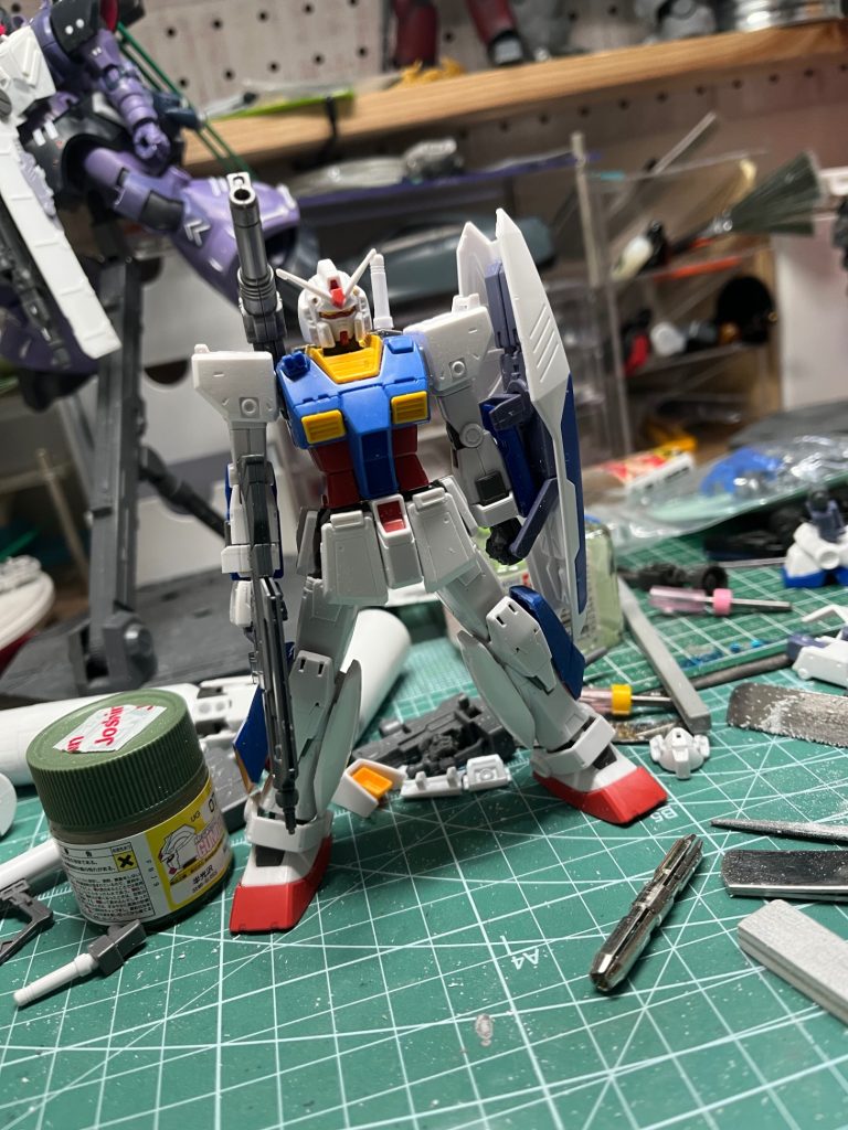 多くの先人モデラーさんたちが制作しているアレックスリメイク。自分もRGの2.0ガンダムとミキシングを考えましたが、手元にも売り場になかったのでパチ組していたオリジンHGを使用することに