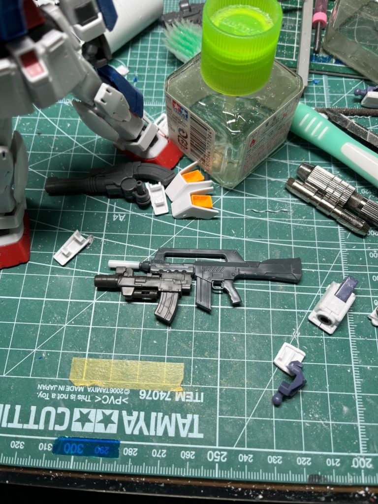 サクッと特徴的な部分だけミキシングしてカラーリング合わせたらいいやろーっと着工しましたが、結構時間かかりました、、、※先人モデラーさんも口をそろえて「思ったより大変だった」と記録を残されてますっても時間かかったのが足（ふくらはぎ）左右の装甲ですね最初は適当に貼るだけのつもりだったけど、ピッタリ合わないんですよね、、、途中でめんどくさくなって、結構雑なまま完成させたんですがここをきれいににフィットさせてる方々はマジで尊敬です、、、切って、削って、パテで埋めてを工作しましたが結構すき間できちゃってます