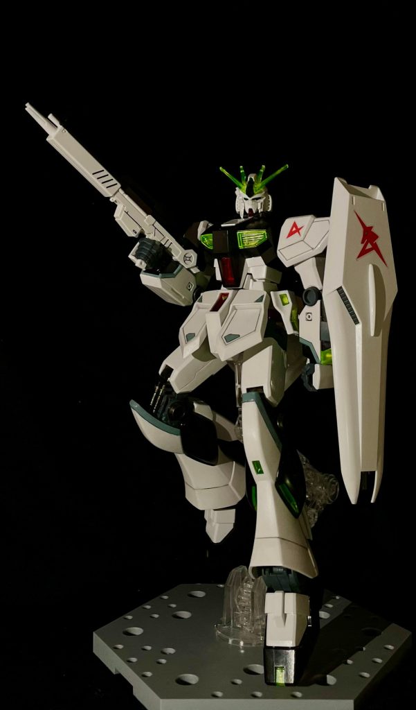 サムネにしたもの、やっぱりνガンダムは盾の存在感がいいですよね裏のミサイルも塗ったのですがポーズ的に映らなかった...残念