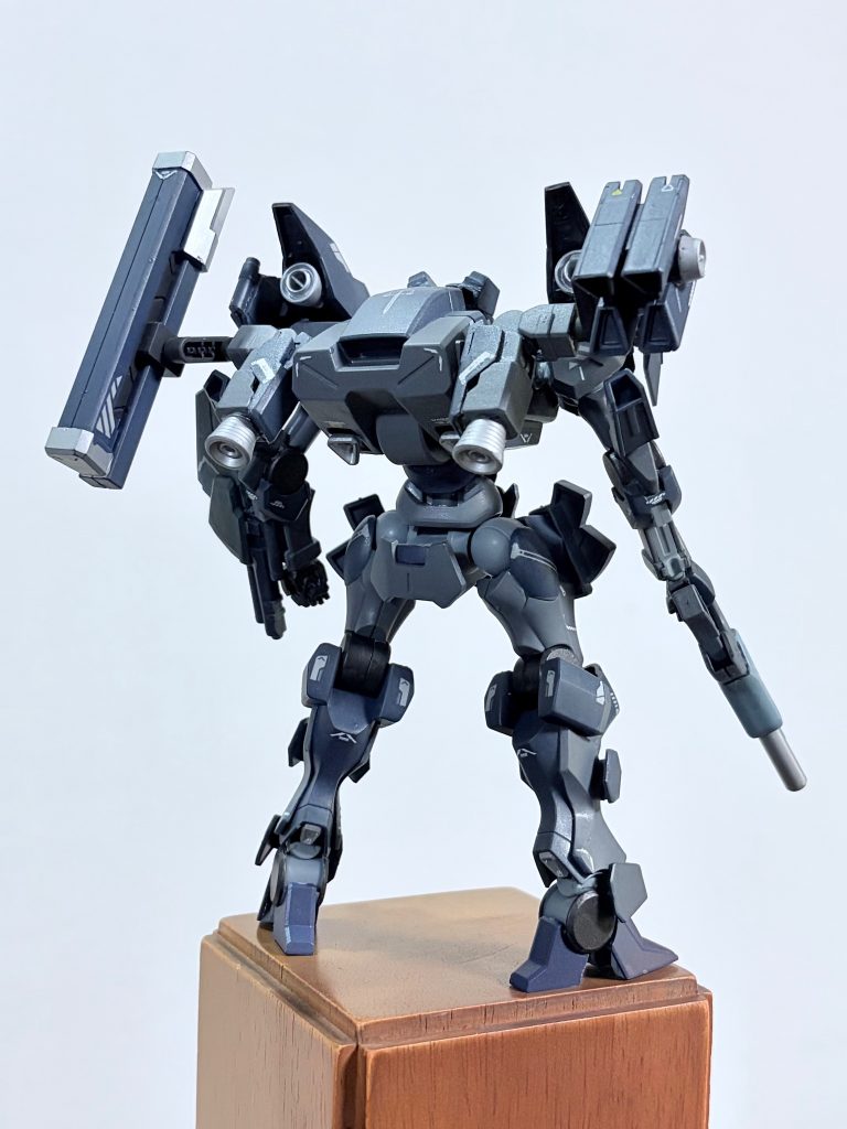 立ち姿。バックパックのブースターはストライクガンダムの腕を使っています右手ライフル、左手ブレード、肩ミサイル&キャノンとかいうアーマード&nbsp;でコアなゲームのop映像に出てくるあの装備...