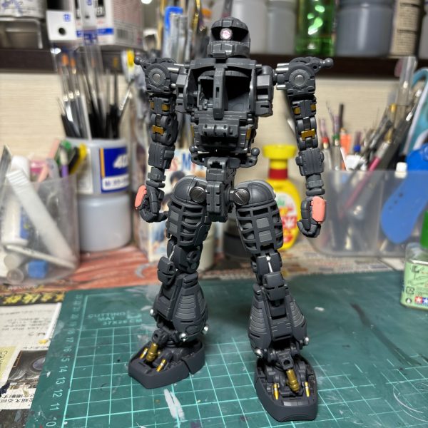 MGシャア専用ザク制作中です。最近、プラモデルの供給が増えてきましたが、まだまだマスターグレードはお店で見かけることは少ないですね。たまたま家電量販店で再販されていましたが、即購入しました。内部フレームの塗り分けから、チマチマやっております。（2枚目）