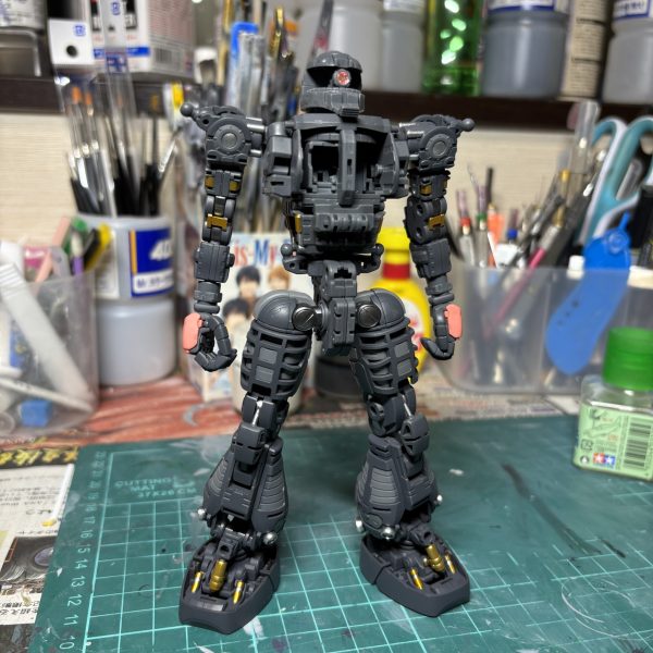 MGシャア専用ザク制作中です。最近、プラモデルの供給が増えてきましたが、まだまだマスターグレードはお店で見かけることは少ないですね。たまたま家電量販店で再販されていましたが、即購入しました。内部フレームの塗り分けから、チマチマやっております。（3枚目）