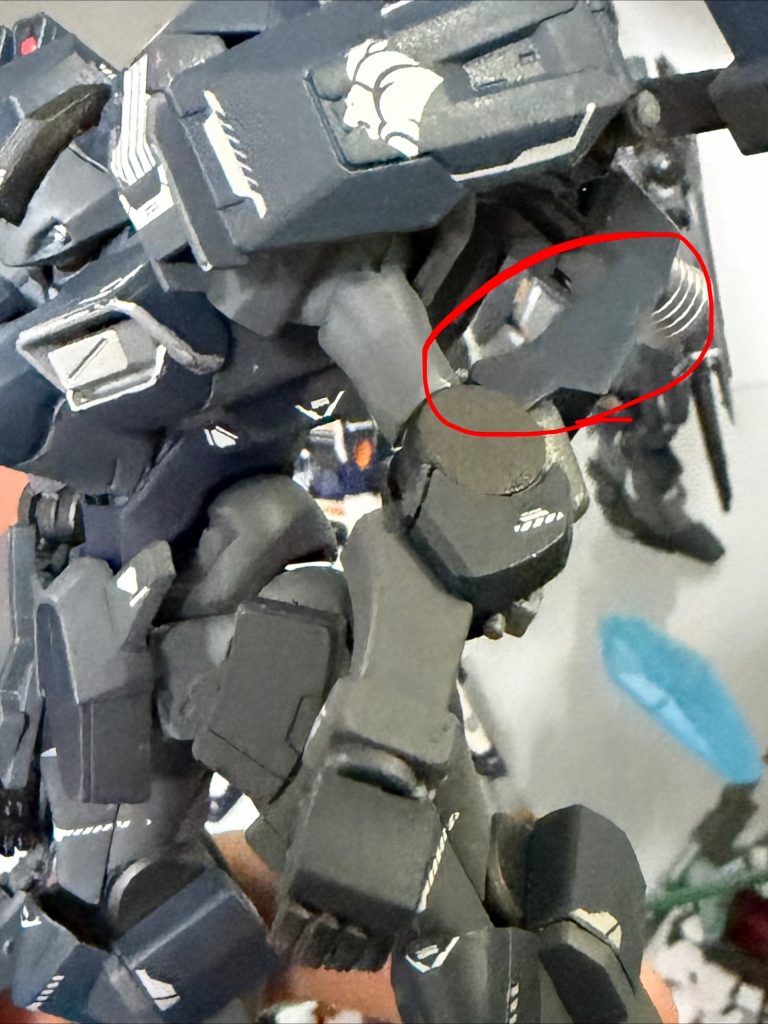 ちょっとしたこだわりポイント。アーマードでコアなゲームのロボットは腕を思いっきり伸ばしても少し腕を曲げたようなシルエットになっている機体が多く、それを再現したかったので赤枠のようなパーツをつけて「あえて」干渉させることにより、ザウォートヘヴィの腕を伸ばしてもすこし曲がったシルエットになるようにしました(写真にある通り、これ以上腕を伸ばせないですだがそれでいい)