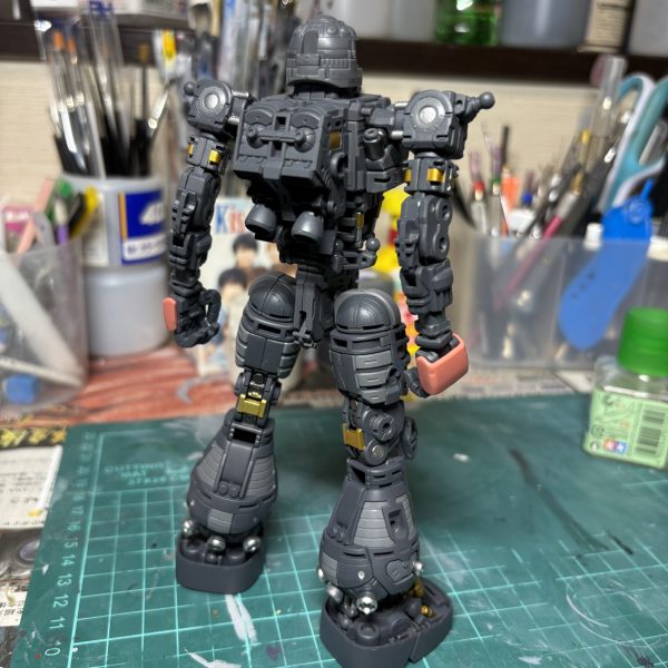 MGシャア専用ザク制作中です。最近、プラモデルの供給が増えてきましたが、まだまだマスターグレードはお店で見かけることは少ないですね。たまたま家電量販店で再販されていましたが、即購入しました。内部フレームの塗り分けから、チマチマやっております。（4枚目）