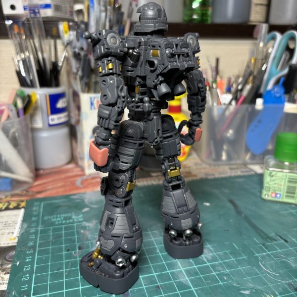 MGシャア専用ザク制作中です。最近、プラモデルの供給が増えてきましたが、まだまだマスターグレードはお店で見かけることは少ないですね。たまたま家電量販店で再販されていましたが、即購入しました。内部フレームの塗り分けから、チマチマやっております。（5枚目）