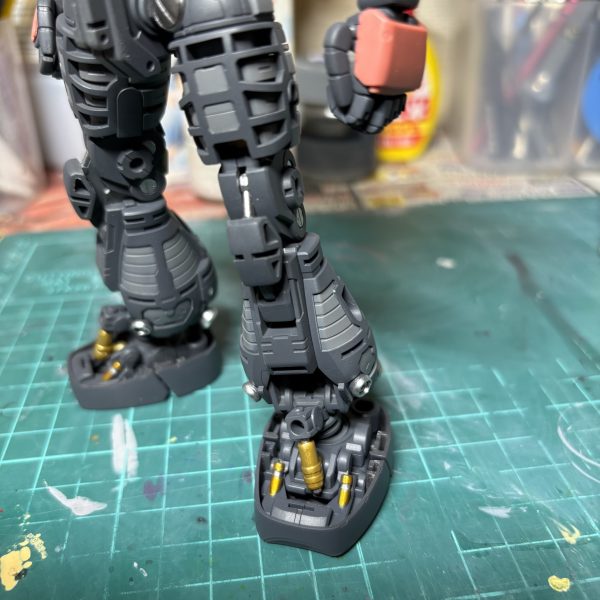 MGシャア専用ザク制作中です。最近、プラモデルの供給が増えてきましたが、まだまだマスターグレードはお店で見かけることは少ないですね。たまたま家電量販店で再販されていましたが、即購入しました。内部フレームの塗り分けから、チマチマやっております。（6枚目）