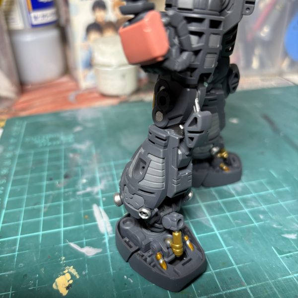MGシャア専用ザク制作中です。最近、プラモデルの供給が増えてきましたが、まだまだマスターグレードはお店で見かけることは少ないですね。たまたま家電量販店で再販されていましたが、即購入しました。内部フレームの塗り分けから、チマチマやっております。（7枚目）
