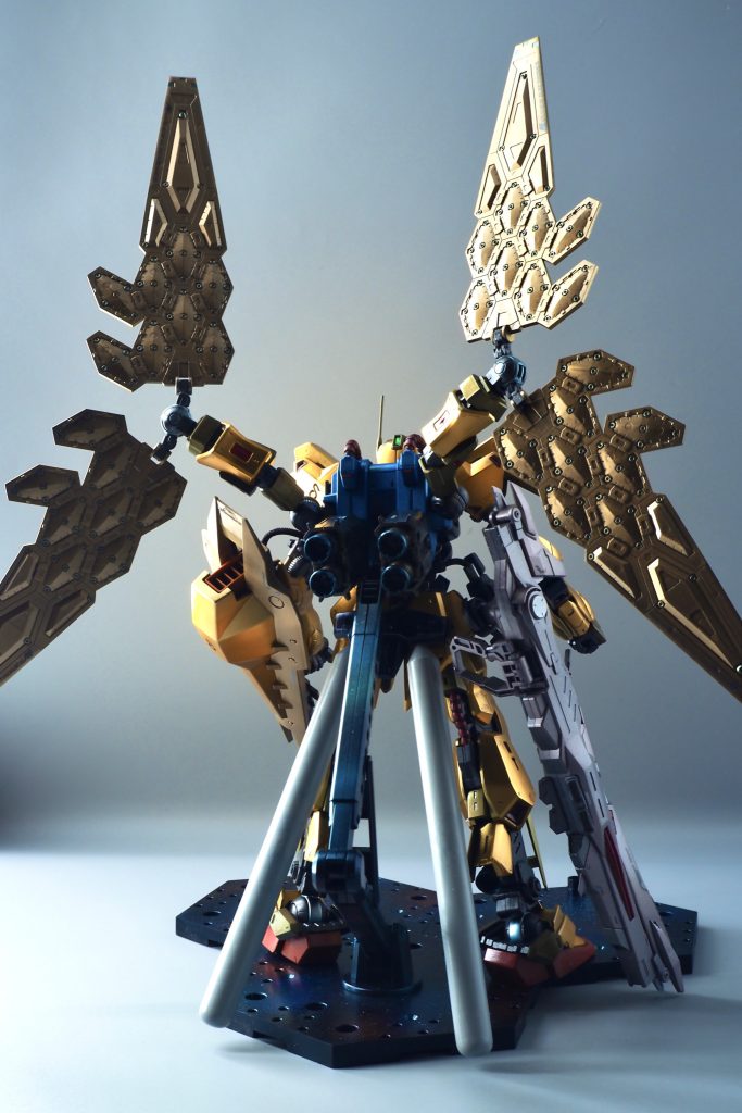 背部はブースター圭を見直して、ふくらはぎ部分にブースターを、追加しています。ライフルとシールドビームサーベルはジェネレーター直結式という設定で動力パイプがバックパックに、繋がっています。