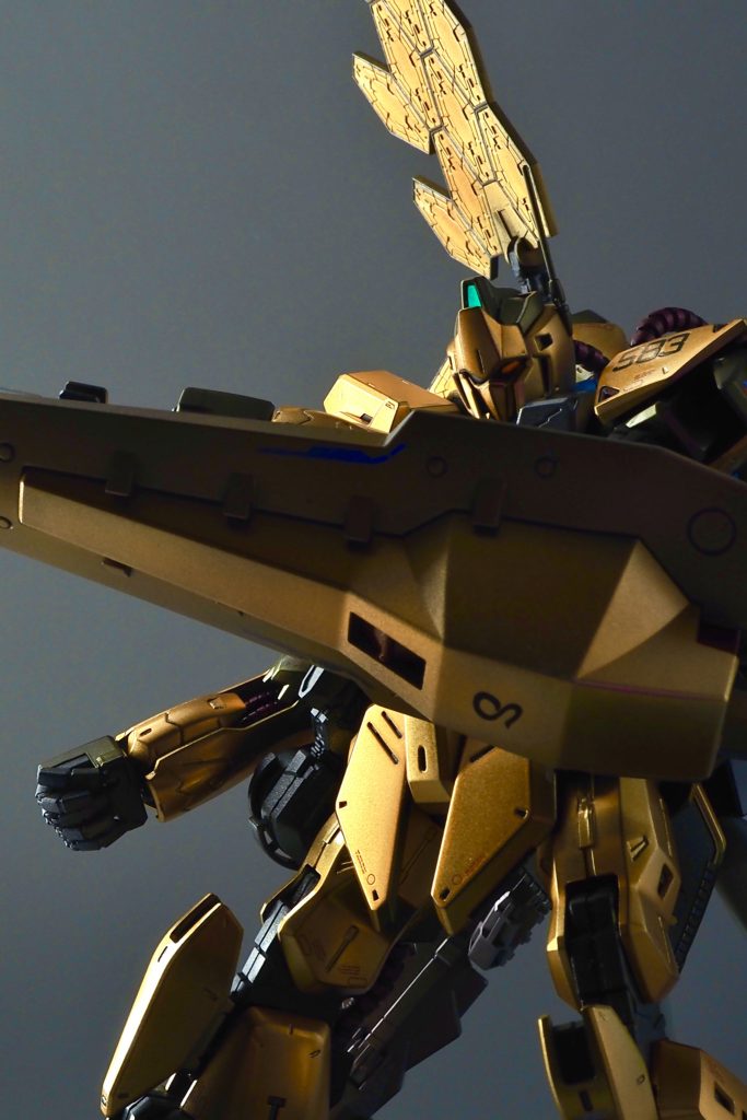 頭部のバイザーはクリアブラックで塗装し、通常状態は暗くなります。ブラックライトでツインアイが発光します。