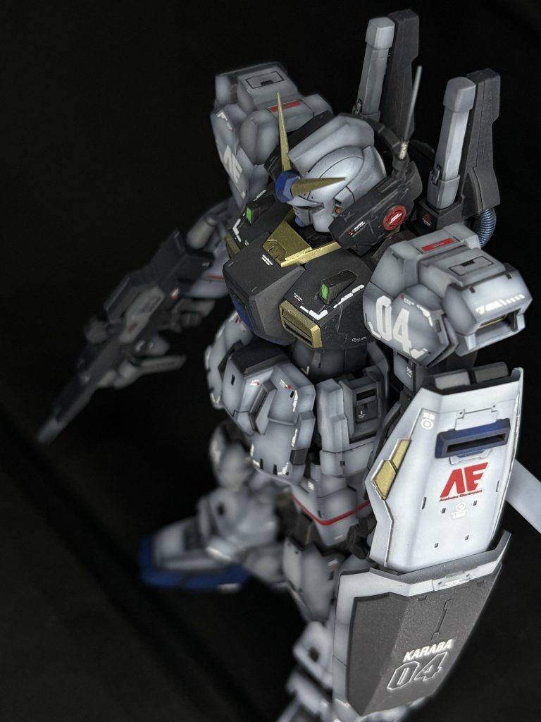 バルカンポッドアンテナは真鍮線に置き換え右横の赤い丸いパーツはエッチングパーツ使用頭部との接続はネオジムを埋めて磁石接続