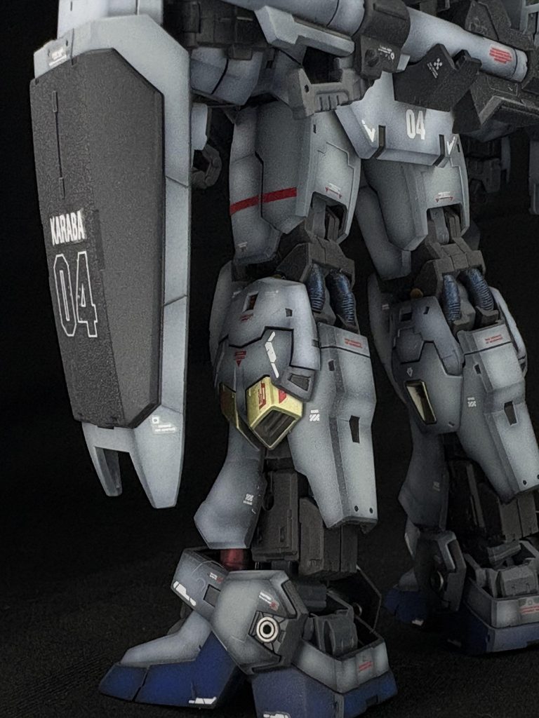 くるぶしの丸モールドを飛ばして、塗装したメタルパーツに置き換えワンポイント入れて足回りの情報量が増えたと思います♪