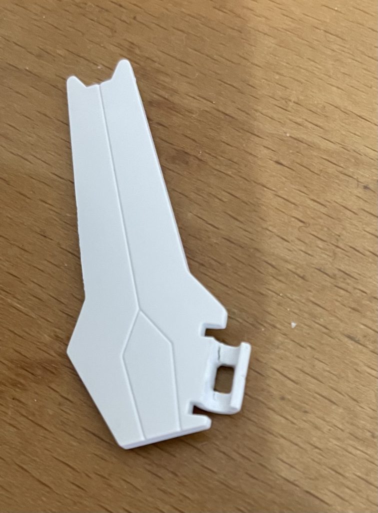 接続のC字ジョイントが折れてしまいました(gundam-kao9)完全に折れてはなくてまだヒビが入った程度なんですけど、つけるとプラプラになったり、上手く展開できなかったり、すごく悲しいです、、、、接着剤は試したんですけど、ダメでした。追記　瞬間接着剤を流し込み位置やおいて、固まったのを確認してはめてみたところ、プランプランになったり、展開できなくなったりなりました。皆さんならどうしますか？コメントで教えて欲しいです！！