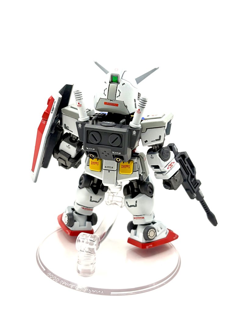 背面からのショットです。バーニア部やくるぶし部にメタルパーツ埋め込んでいます。あとは頭部を中心にスジボリ追加して、白を2色で塗り分けして情報量を増やしました。