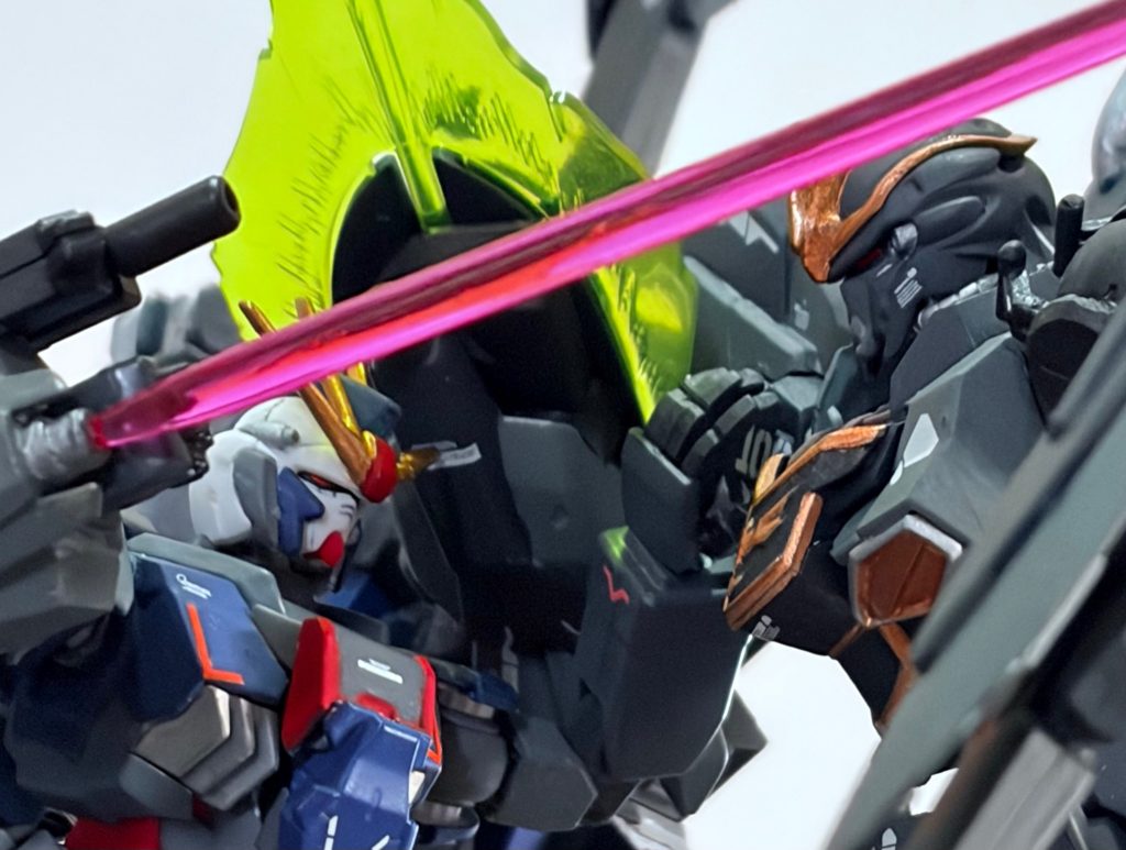 ナラティブEx装備との戦闘シーン以上！シナンジュ・レヴォルテでした！なんでレヴォルテという名前にしたのかというと、脳内設定ですがこの機体は一度ナラティブに敗北し、破損した両腕などを無理くり戦える状態まで復旧し、ナラティブへの「反抗者」としてリベンジマッチに挑むみたいな感じの機体だからです。