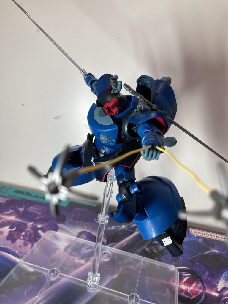 このプラモデルオリジナルギミックがまた良いのです。正直ポージング自信なくて少々不安。最近忙しくて空いた時間でちまちま作ってました。赤いガンダムのオプションセット買って並べれば最高だろうな〜(定価で買えるのはいつになるのだろう…)