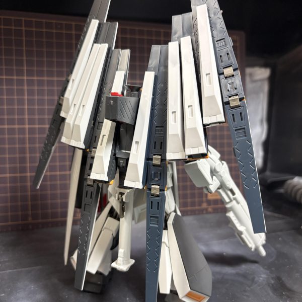 こんにちは🙂HG νガンダムHWS の制作はじめました。とりあえずはひたすら　平面処理、バンダイエッジ消し、モールド掘り起こしの最中です💦顔は1ミリ弱奥に入れて目つきを鋭くしました。大きいスラスター類はくり抜いて何か加工します😄（2枚目）