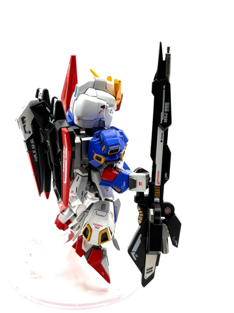 側面からです。ウェーブライダーへの変形ギミック上、リアのウイングバインダーを接続するパーツがかなり分厚くなっていて本体とバインダーのスキマが気になったので、削り込んで薄くしています。この工作でかなり一体感がでたかと思います。ハイパーメガランチャーは完全にオリジナルカラーで仕上げましたがいかがでしょうか😅銃口や、関節可動部はメタルパーツいれました。肩のスラスターはディティールが甘かったので、削り込んで市販の別パーツに置き換えています。&nbsp;