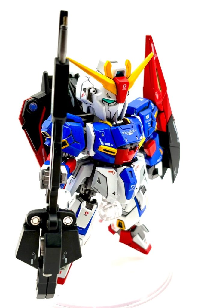 逆側の前面からです。胸パーツはシルバーですみ入れして、ver.kaのイメージに近づけようとしています。ウイングバインダーのウイングの可動部にはメタルパーツいれています。ウイングバインダー内側はごっそり肉抜きされていますが、ここを埋めるテクニックがないので、しっかり黒と赤に塗り分けてごまかしてます笑