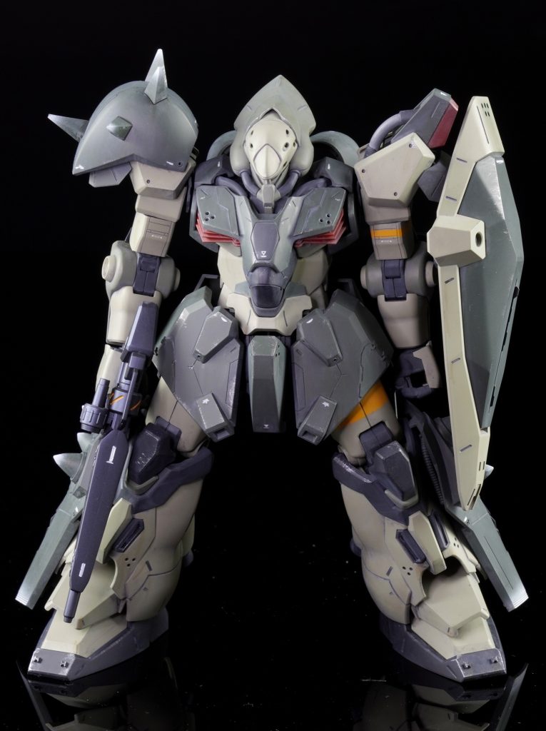ゴツイの好きとしてはたまらない機体！プレバン限定の指揮官機のドムみたいな足がたまらない、、、！これ欲しかったんですが、メッサーのパチ組がすでにあったのでもったいなくて購入できず、、手元にあるパーツで足のボリュームを出すことにMGブレイズザクの余剰パーツのシールドがあったのでそれを貼り付けたところ、いい感じにマッチ！！スパイクが気に入ったのでこちらを採用することにしましたー