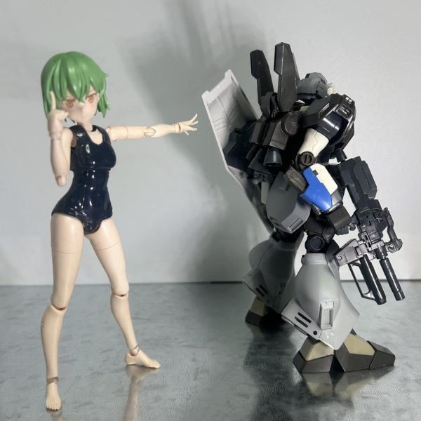今作ってるものです(gundam-kao8)妙にジェガンを作りたくなって改造してたら、気がついたらガンダムになってた…！まだまだ手を加える予定ですが、めっちゃ外伝主人公機感が出てるんじゃないかな〜って自画自賛してます(gandam-hand2)しかしちょっと悩んでるところがあって、ひさし、どれにしようか迷ってます…。1、通常ジェガンのプラ板等で大型化、形状変更したもの2、通常ジェガンのものをそのまま3、エコーズ仕様のスコープ(差し替えでスコープをおろせます)個人的には1番の方向性が良いかな〜って思ってますがどれも捨て難いのです…！ご意見があればお気軽どんどんどうぞお願いします(gundam-kao2)むしろしてください…！……そういや去年も同じ時期にジェガン作ってたな……（2枚目）