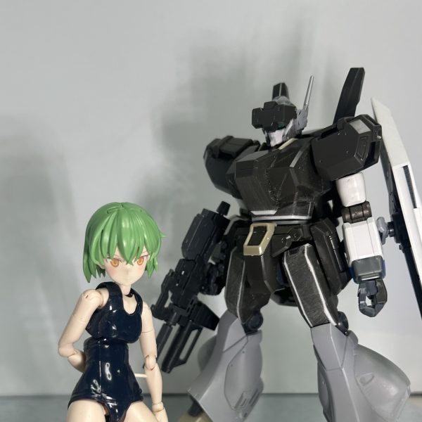 今作ってるものです(gundam-kao8)妙にジェガンを作りたくなって改造してたら、気がついたらガンダムになってた…！まだまだ手を加える予定ですが、めっちゃ外伝主人公機感が出てるんじゃないかな〜って自画自賛してます(gandam-hand2)しかしちょっと悩んでるところがあって、ひさし、どれにしようか迷ってます…。1、通常ジェガンのプラ板等で大型化、形状変更したもの2、通常ジェガンのものをそのまま3、エコーズ仕様のスコープ(差し替えでスコープをおろせます)個人的には1番の方向性が良いかな〜って思ってますがどれも捨て難いのです…！ご意見があればお気軽どんどんどうぞお願いします(gundam-kao2)むしろしてください…！……そういや去年も同じ時期にジェガン作ってたな……（5枚目）