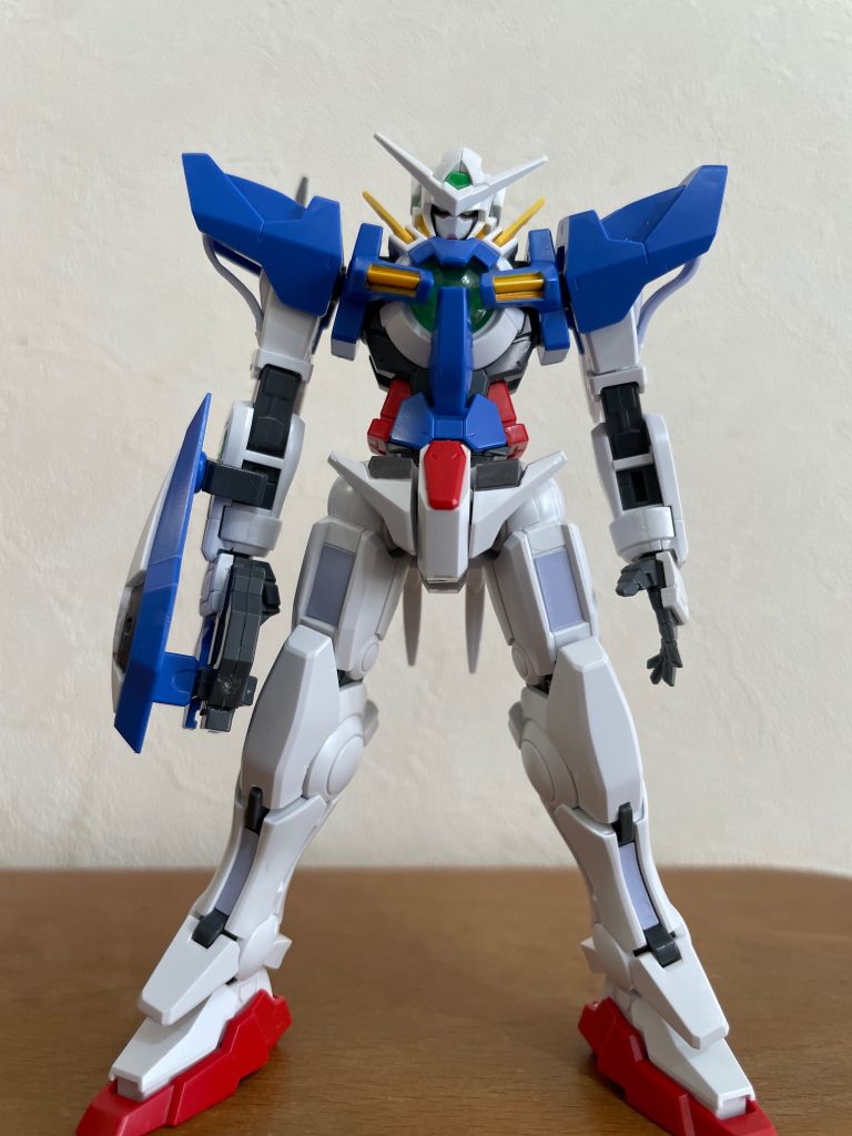 エクシア本体で、ガンダムマーカーのみで塗装しております。安いし、かっこいいし、好きだし、いいことしか無いですね(gandam-hand1)