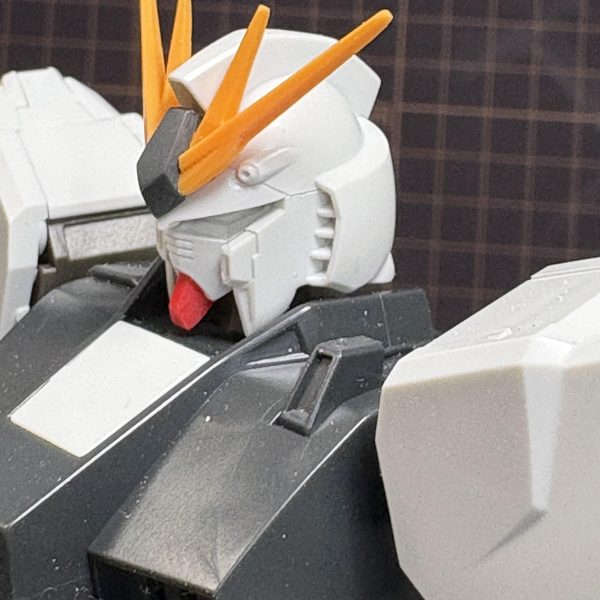 こんにちは🙂HG νガンダムHWS の制作はじめました。とりあえずはひたすら　平面処理、バンダイエッジ消し、モールド掘り起こしの最中です💦顔は1ミリ弱奥に入れて目つきを鋭くしました。大きいスラスター類はくり抜いて何か加工します😄（3枚目）