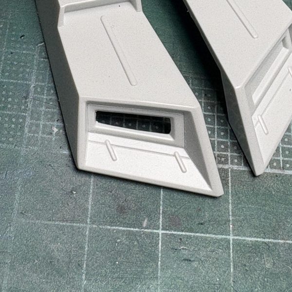 こんにちは🙂HG νガンダムHWS の制作はじめました。とりあえずはひたすら　平面処理、バンダイエッジ消し、モールド掘り起こしの最中です💦顔は1ミリ弱奥に入れて目つきを鋭くしました。大きいスラスター類はくり抜いて何か加工します😄（7枚目）