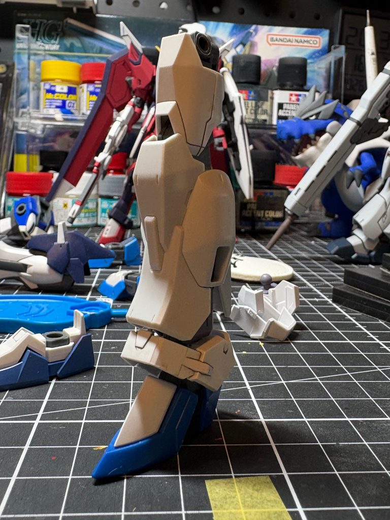 脚部。元々下駄はライフリのでしたが、後にイモジャに変わりました。また太ももより下はMk-Ⅱにしました。これは前回のAl-Sがウィンダムのブースターをつけており、これを小型化し内蔵。さらに逆サイドにもスラスターを追加したという設定を思いつきそれに沿ったものがMk-Ⅱだったので採用に至りました。