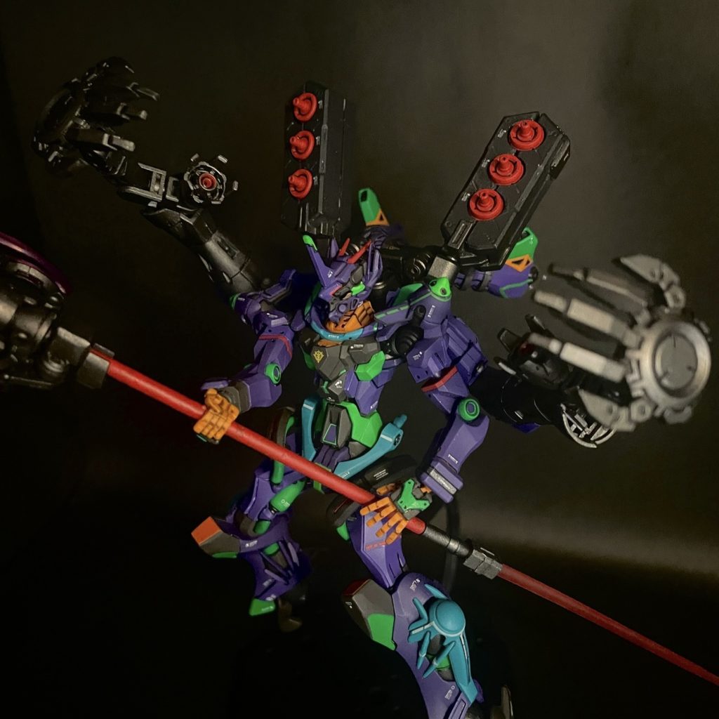 近接戦闘時に背部ブースターはアーム展開可能せっかくだから？アーム中央の円形パーツがアイフィールド発生装置ってことにして防御壁としても使用できるとかにしようかな