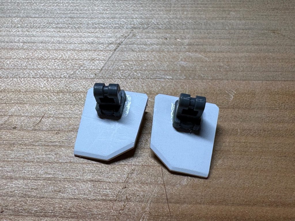レールガンの本体への取り付けは元々あったものを削り落とし、イモジャの足首パーツを加工してPCパーツに合うようにしました。