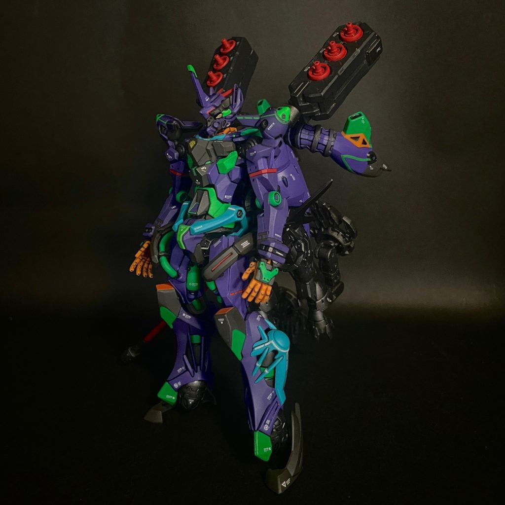 買ったはいいもののジフレドの元カラーで嫌いな箇所「太腿と上腕の白系色」をなんとかしたい (他MSで同様のカラーになってる際にも思うのだがどうにも「半袖半ズボンで肌剥き出しのオッサン」に見えて生理的に嫌い)なので基本はそこを「ボディ色」にしつつジフレドらしさも残しておくべく手首のオレンジや発色の綺麗な水色パーツはあえてそのままにあとは細々と色バランスを整えたところまあ予想以上に本編以上の「エヴァ感」になって草