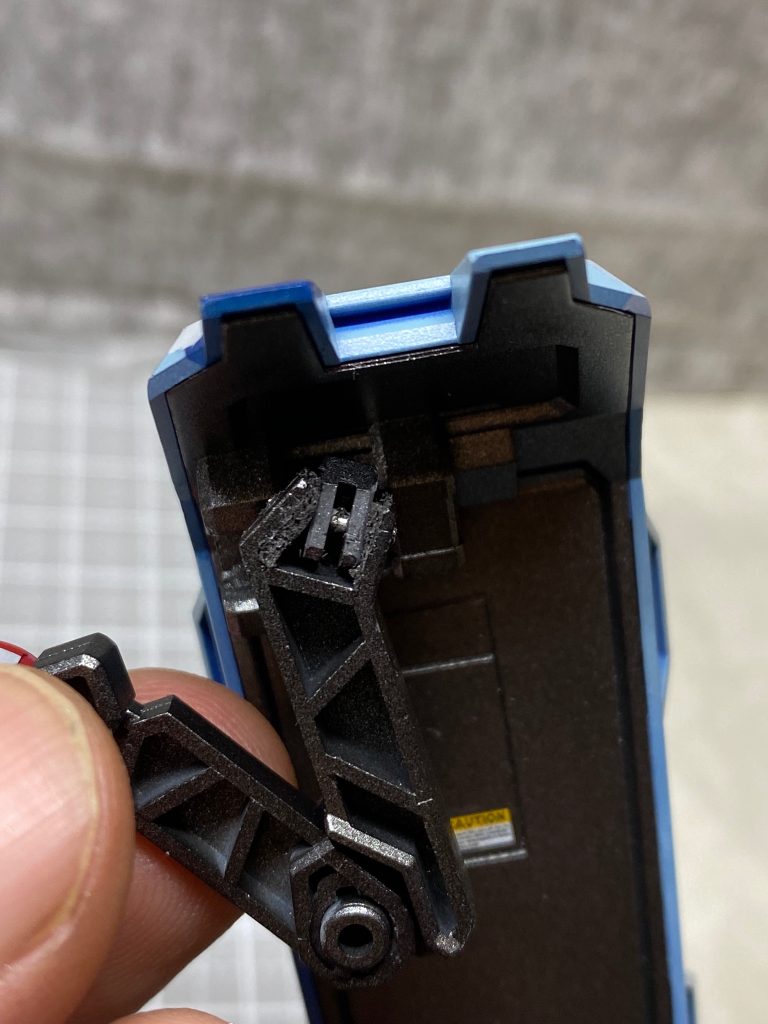 気付かれた方がいらっしゃるかも知れませんが、キットのままでは、シールドを後ろ側へ流すという可動が出来無かったので、アームを切り離して、金属線により可動軸を増やすという工作を行いました。キットがそこそこの値段だったので、ここいらの設計や造形が簡略化されたのは、ちょっと残念だったポイントです。