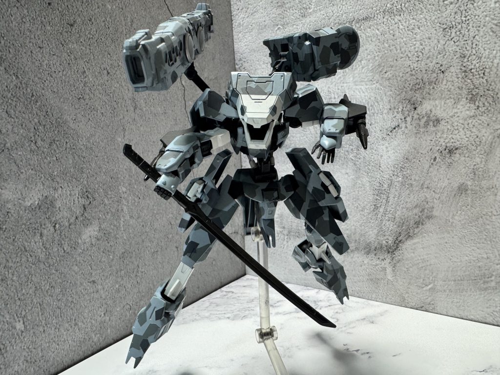 武装は試作レールガン、ミサイルポッドムチにはならないブレード両腕には二ドルランチャーヴェノムさん倒せるかも？腰部に白いアンカーつけてます。