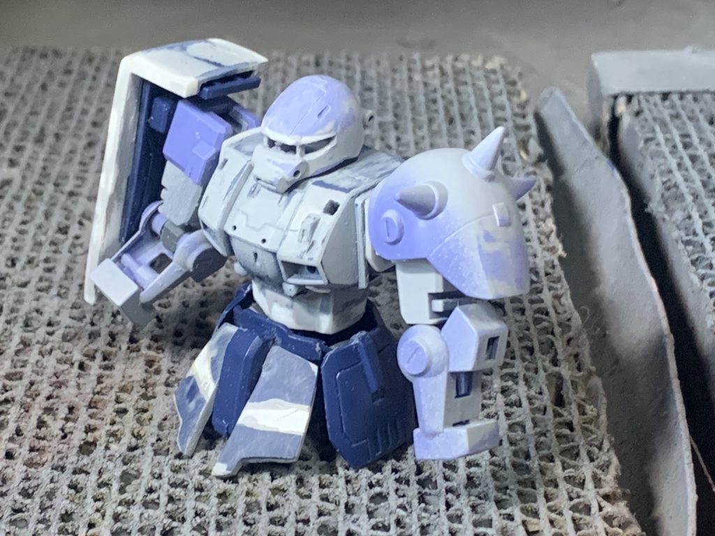 モノアイ部や右肩シールドと共にフロントアーマーもプラ転で延長、そして胴体も5mm程延長しています。ら