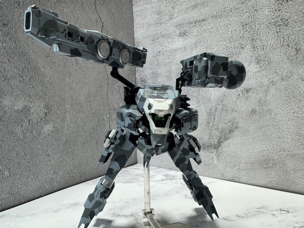 なんちゃってですが、一応REX形態に変形できます。武装はコトブキヤから拝借しました、コンクールじゃないし許して！迷彩塗装が1/144にしてはデカすぎたなと反省です。塗装は今回はタミヤの缶スプレーでしました。