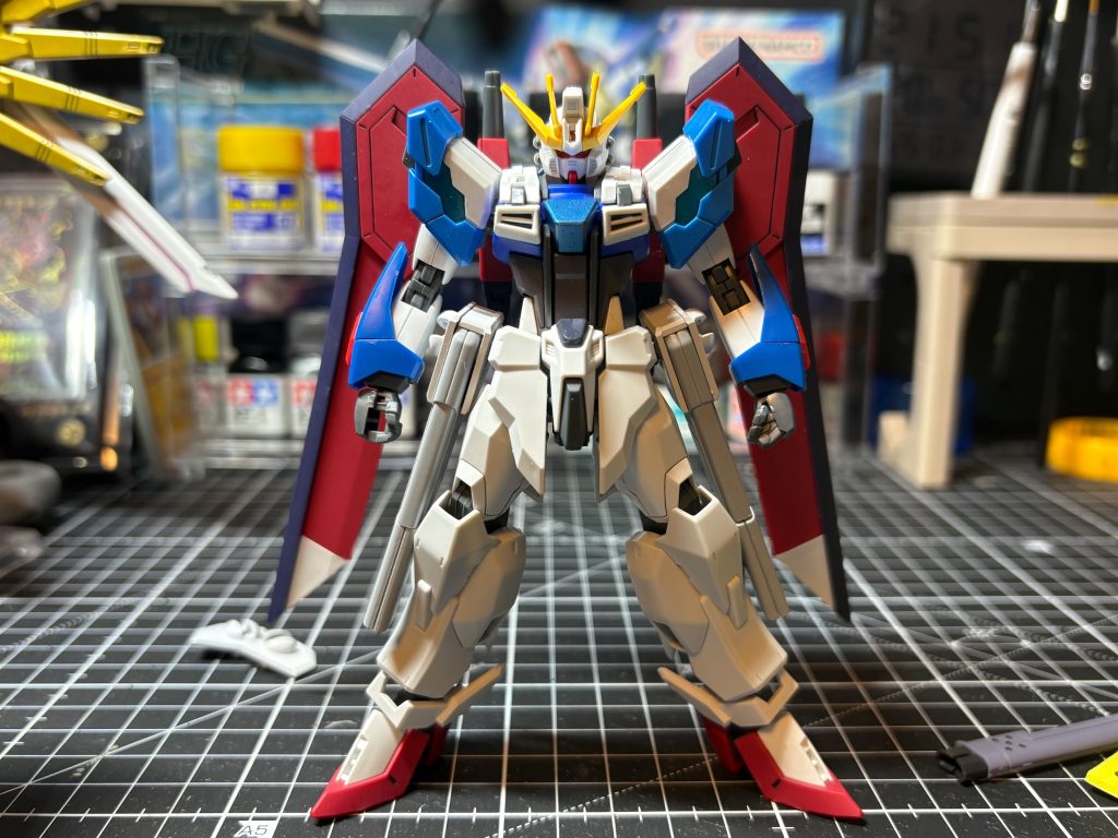 大方の形が決まった時。腰部はストライクのフレームをベースに、前はエクシードギャラクシー、後ろはライフリを加工して取り付けています。