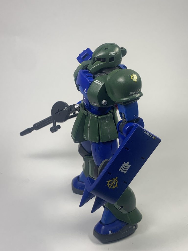 このザクⅠはかなりイジりました。HGシャア専用ザクⅡをベースに胸周りをプラ板とエポパテにて大幅な幅増しと形状変化、胴体も6mm程延長しています。