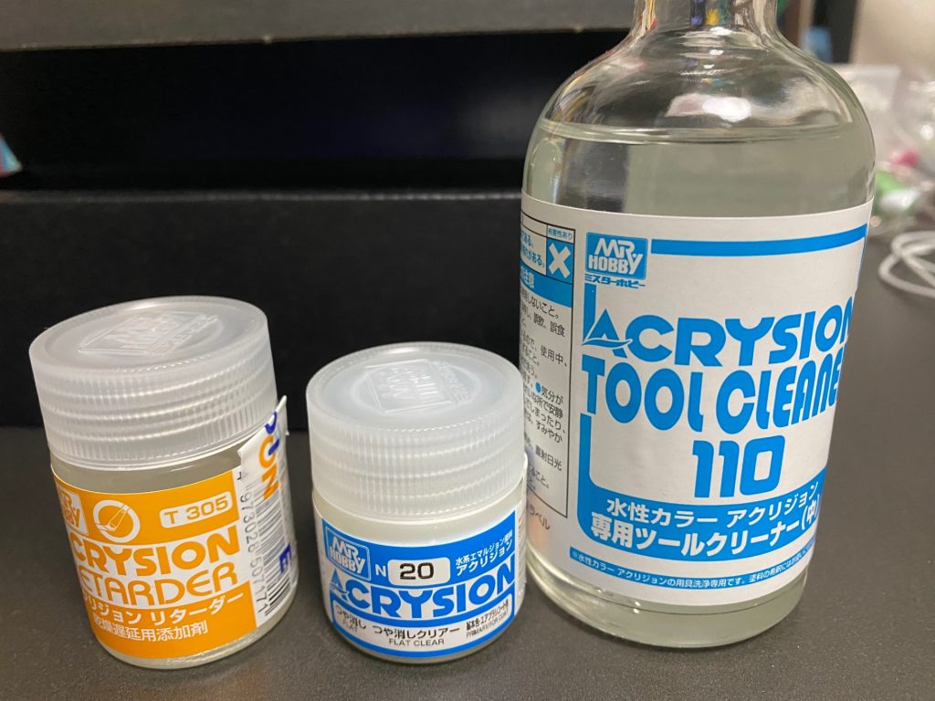 艶消しは、筆塗りで行いました。有機溶剤で体調が悪くなる自分ですが(gundam-kao9)フォローワーのフリーダム-ウイングさんから有機溶剤の匂いを抑えた水性塗料のアクリジョンを紹介してもらったので使ってみました。教えてくれてありがとうございます😊アクリジョンは問題なく自分でも使えました👍フリーダム-ウイングさんの口癖をお借りしてレッツ筆塗り♫