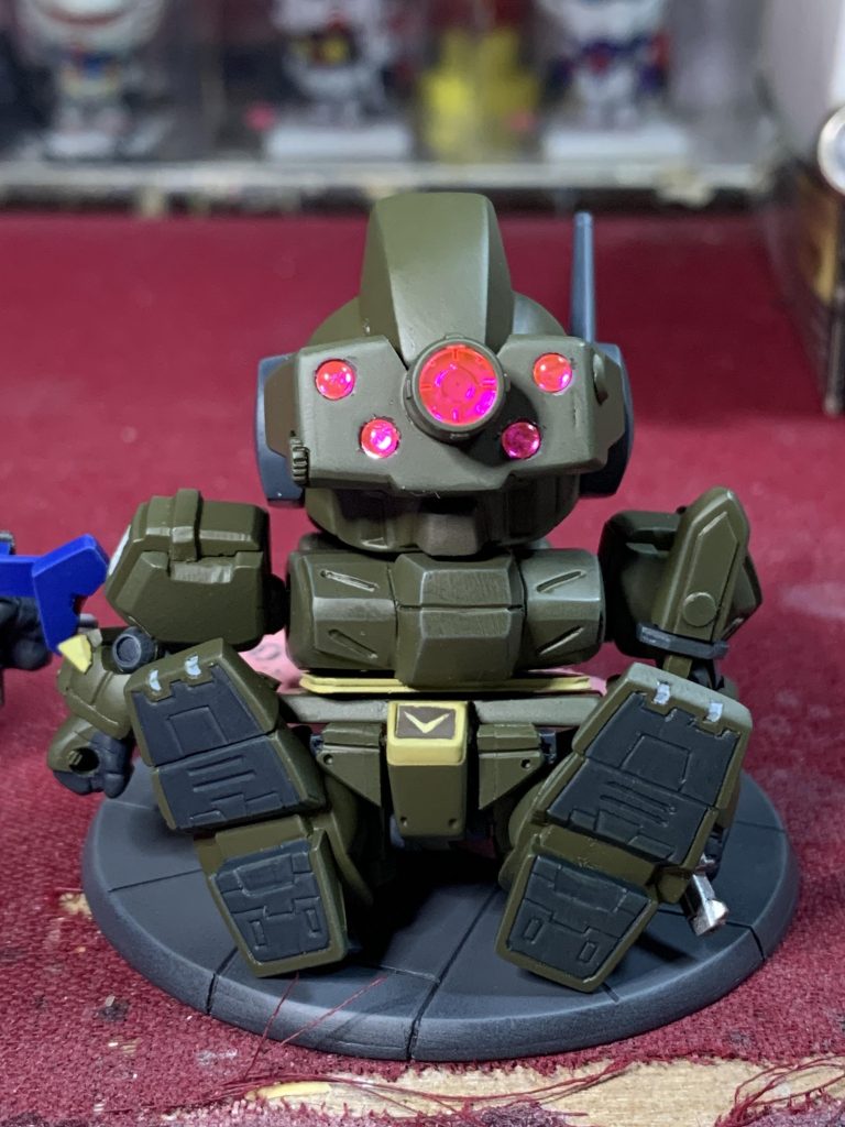 座りポーズも可能です。