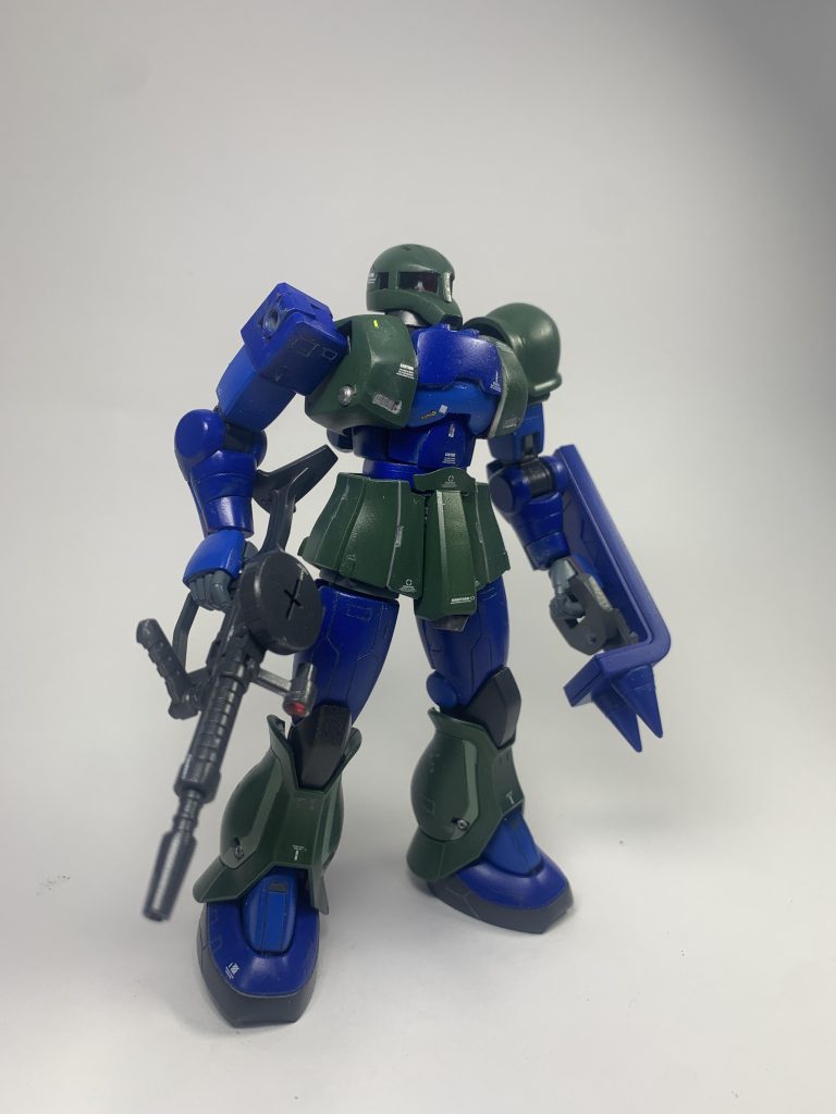 下から見ると腰の細さが目立ちますね。(zaku-kao4)