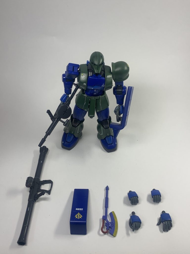 全武装。キットはシャア専用ザクⅡなのでシュツルムファウストは付きません。(zaku-kao4)