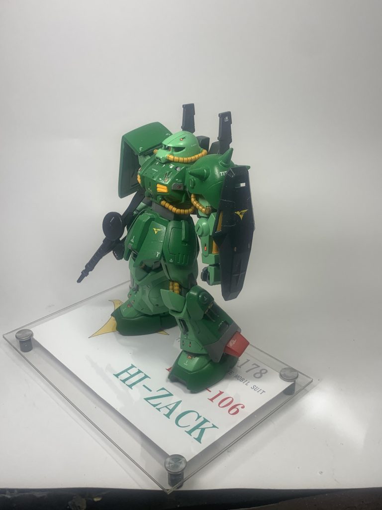 本作はかなりイジりました。ハイザックはモノアイ部が大きく開いているので、そこをザク並みに形状変化しました。