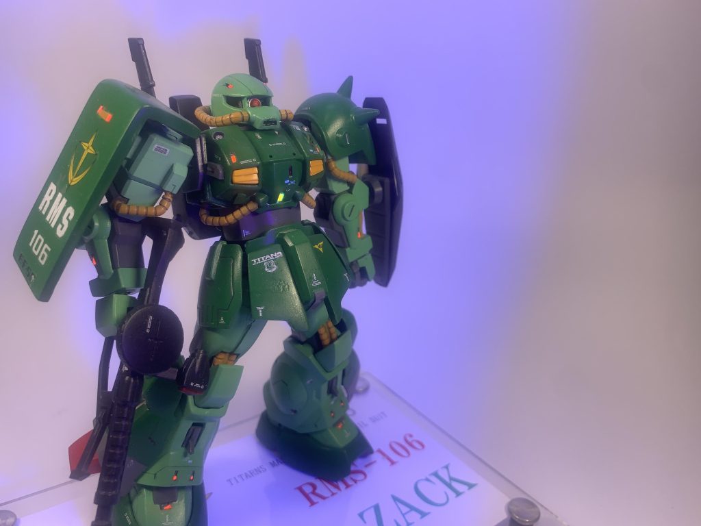 購入したキットは連邦タイプだったのですが、ハイザックといえばやはりティターンズ。ジェリドやカクリコンの魂が乗り移っている機体なのです‼️最近ティターンズの機体を作る事が重なったせいか、気分はバスク・オム様です。なんのこっちゃ（笑）(zaku-kao4)
