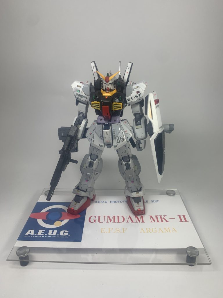 正面からのショット。このリバイブ版ガンダムマークⅡは一部のユーザーから〈腰が細すぎる〉と不評を買っているみたいですが、私はメッチャ好みです。くびれたウエスト、最高じゃないっスか⁉️(gundam-kao5)